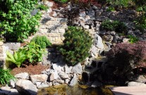 Statt Betonpflanzsteinen ein Steingarten mit Wasserlauf und Teich